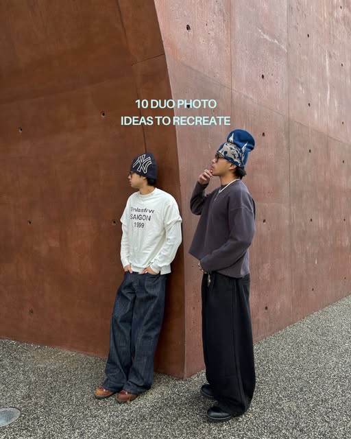 Two friends posing against a rust-coloured wall — “10 duo photo ideas to recreate”
