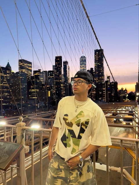 Fit pic on the Brooklyn Bridge with the Manhattan skyline at dusk